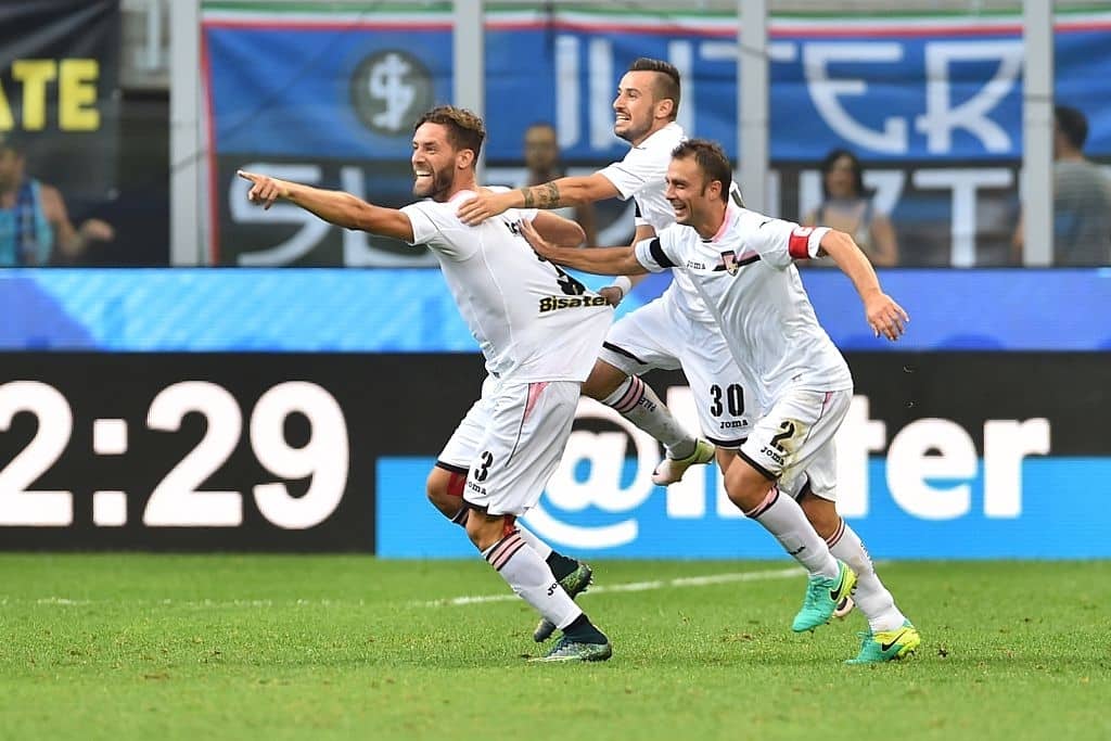 Palermo's defender from Italy Andrea Rispoli (L) celebrates after scoring a goal with Palermo's midfielder Illija Nestorovski and Palermo's defender from Italy Roberto Vitiello (R) during the Italian Serie A football match Inter Milan vs Palermo at "San Siro" stadium in Milan on August 28, 2016.   / AFP / GIUSEPPE CACACE        (Photo credit should read GIUSEPPE CACACE/AFP via Getty Images)
